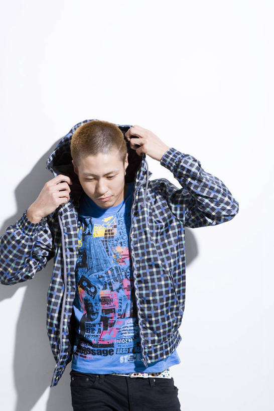 东方人,一个人,站,竖图,室内,白天,白色背景,正面,亚洲,仅一个男性,仅一个人,握,阴影,服装,反射,影子,拿,拿着,注视,黄种人,外套,仅一个年轻男性,衣服,观察,看,站着,握着,摄影,服饰,影棚,观看,察看,夹克,衣着,夹克衫,穿着,关注,衣饰,茄克,男人,男性,年轻男性,亚洲人,外衣,站立,半身,彩图,影棚拍摄,拍摄,短外衣