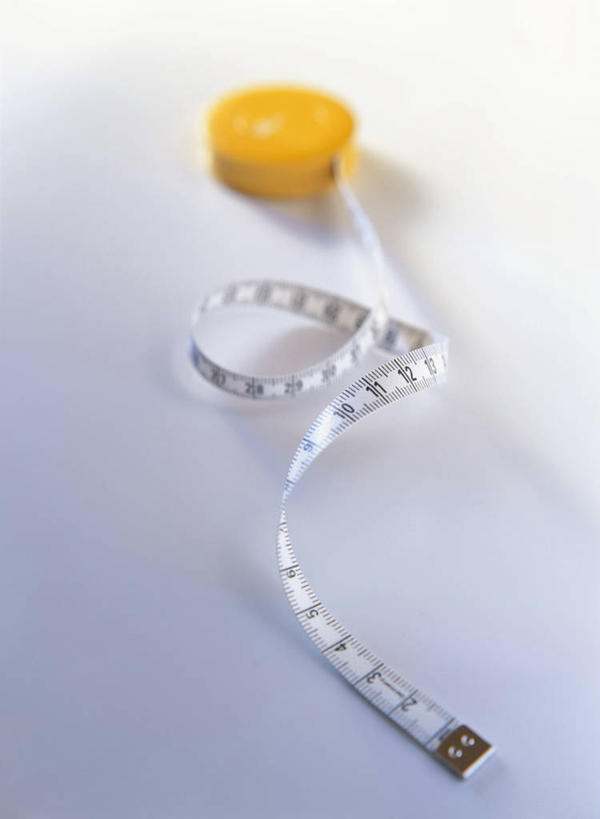 无人,竖图,俯视,室内,特写,白天,装修,建筑,静物,一把,阴影,灰色背景,反射,测量,标志,皮尺,数字,文字,影子,字符,刻度,标识,黄色,尺,软尺,摄影,阿拉伯数字,影棚,测量工具,尺子,量具,量仪,塑料卷尺,纤维尺,纤维圆尺,圆尺,彩图,高角度拍摄,影棚拍摄,拍摄