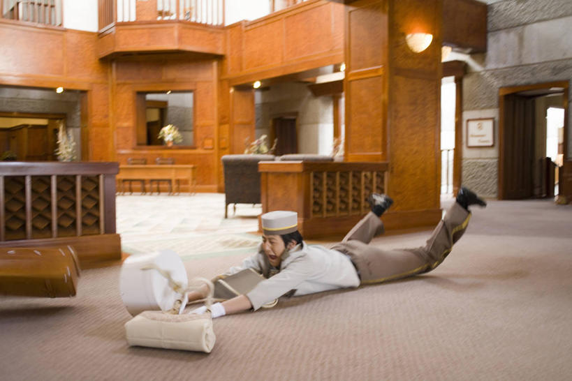 东方人,一个人,宾馆,横图,室内,白天,侧面,衬衫,摔跤,地毯,酒店,照明,亚洲,仅一个男性,仅一个人,阴影,服装,装饰,编织,光线,壁灯,影子,手工艺品,灯光,织物,注视,黄种人,灯,仅一个年轻男性,衣服,工艺品,灯具,观察,看,趴着,服饰,观看,华丽,修饰,旅社,照亮,摔倒,点缀,察看,衣着,照明设备,穿着,关注,意外,事故,衬托,美观,雅致,雅观,衣饰,男人,男性,年轻男性,亚洲人,趴,彩图,全身,衬衣,客店,客栈,旅店,旅馆,商旅