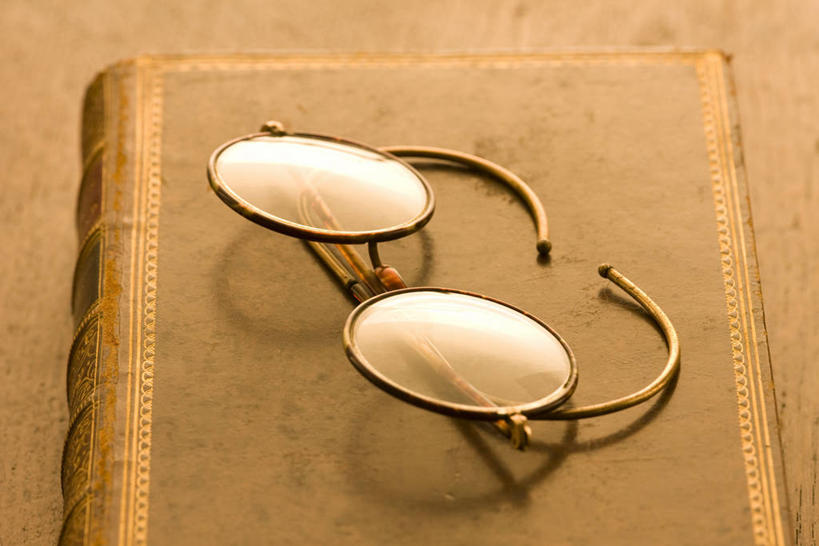 无人,横图,俯视,室内,特写,白天,静物,书籍,一本,一副,阴影,反射,眼镜,影子,书本,老花镜,远视眼镜,书,图书,彩图,高角度拍摄