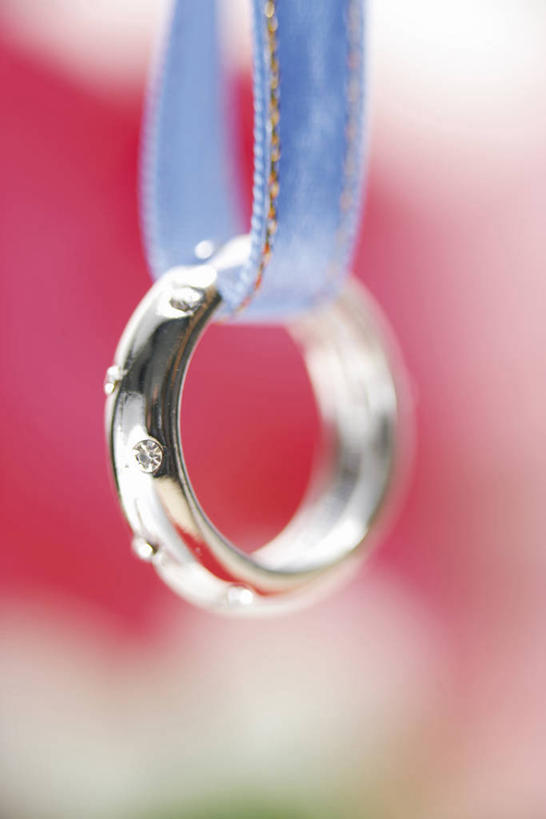 无人,竖图,室内,特写,白天,正面,爱情,奢侈,静物,珠宝,吊挂,悬挂,阴影,朦胧,模糊,反射,矿石,丝绸,丝带,影子,缎带,一枚,浪漫,挂,钻戒,钻石,绸带,装饰品,蓝色,戒指,饰品,首饰,恩爱,金刚石,昂贵,坚硬,信物,贵重,宝石,权利,坚定,信念,手饰,约定,宝贵,彩图