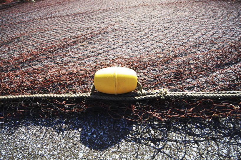 无人,横图,俯视,室外,白天,阴影,光线,标志,影子,标识,一个,黄色,阳光,浮标,渔网,单个,渔具,抓捕,捕捞,鱼网,拉网,捕捞工具,航标,彩图,高角度拍摄,航行标志,助航标志