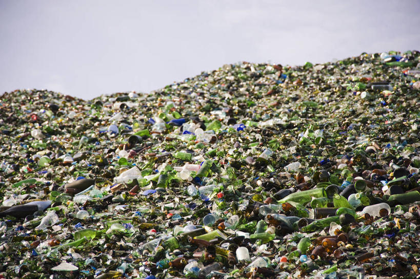 无人,横图,室外,白天,正面,一堆,许多,废弃,堆叠,堆积,罐子,垃圾,很多,玻璃制品,天空,玻璃瓶,瓶子,天,肮脏,堆,垃圾场,丢弃,邋遢,收集,龌龊,污秽,彩图