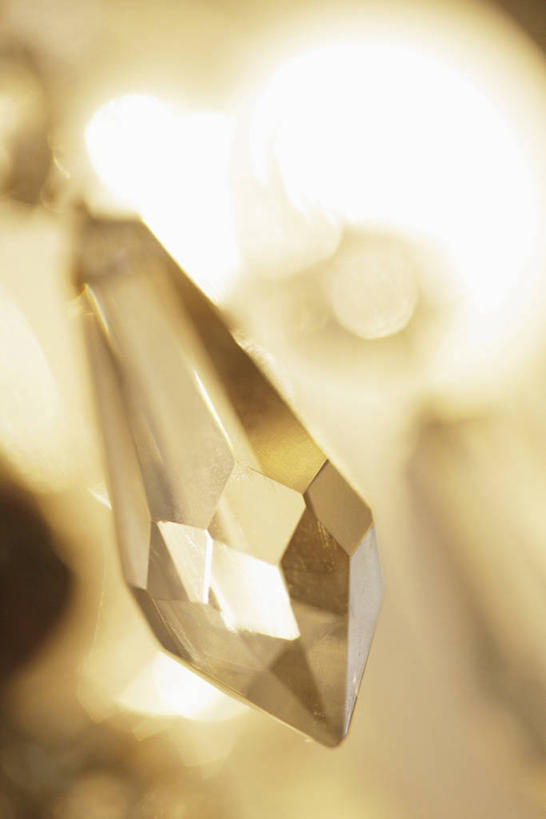 无人,竖图,室内,特写,白天,正面,时尚,静物,照明,阴影,朦胧,模糊,光线,影子,灯光,水晶,吊灯,水晶灯,灯,灯具,华丽,照亮,照明设备,高贵,水晶吊灯,水晶制品,富丽,华美,彩图,水晶石