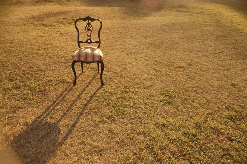 无人,横图,俯视,室外,白天,植物,椅子,一把,阴影,枯萎,光线,影子,枯草,草,黄色,阳光,彩图,高角度拍摄