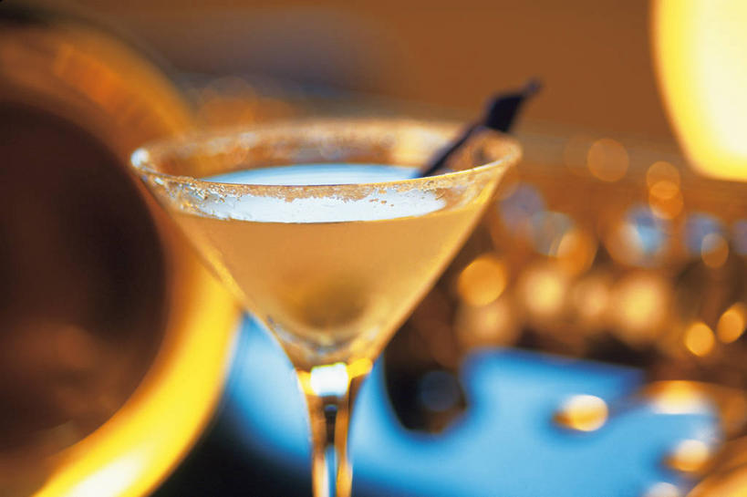 无人,横图,室内,特写,白天,正面,杯子,阴影,朦胧,模糊,光线,高脚杯,影子,灯光,酒类,一杯,文化,玻璃制品,酒,饮料,酒杯,鸡尾酒,调酒,创造,想象,鸡尾酒杯,玻璃杯,彩图