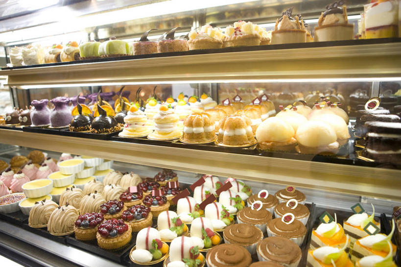 点心,无人,商店,横图,室内,白天,正面,下午茶,一排,许多,阴影,朦胧,模糊,整齐,并列,并排,光线,影子,灯光,食品,很多,商铺,食物,糕点,排列,柜台,展示,出售,队列,平行,展示柜,市肆,商号,面包店,彩图,店铺,蛋糕