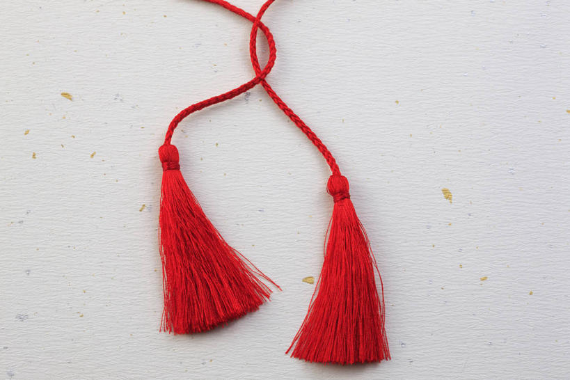 无人,横图,俯视,室内,特写,白天,白色背景,静物,工艺美术品,阴影,艺术,反射,影子,艺术品,两个,红色,工艺品,摄影,流苏,影棚,工艺,美术,穗,彩图,高角度拍摄,影棚拍摄,拍摄