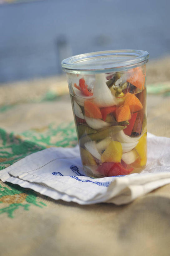 泡菜,无人,竖图,室外,特写,白天,正面,烹饪,玻璃,阴影,朦胧,模糊,光线,布料,影子,料理,食品,韩式,布纹,菜肴,美食,玻璃制品,桌布,食物,一个,阳光,玻璃瓶,餐巾,瓶子,台布,佳肴,单个,韩国料理,韩国菜,韩式料理,广口瓶,韩国泡菜,餐桌布,彩图