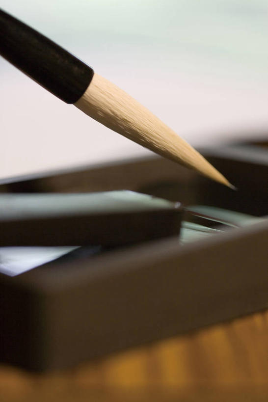 无人,竖图,室内,特写,白天,正面,静物,阴影,朦胧,模糊,反射,笔,毛笔,砚台,影子,办公用品,砚,文具,学习用品,摄影,影棚,文具用品,一支,文房四宝,彩图,影棚拍摄,拍摄