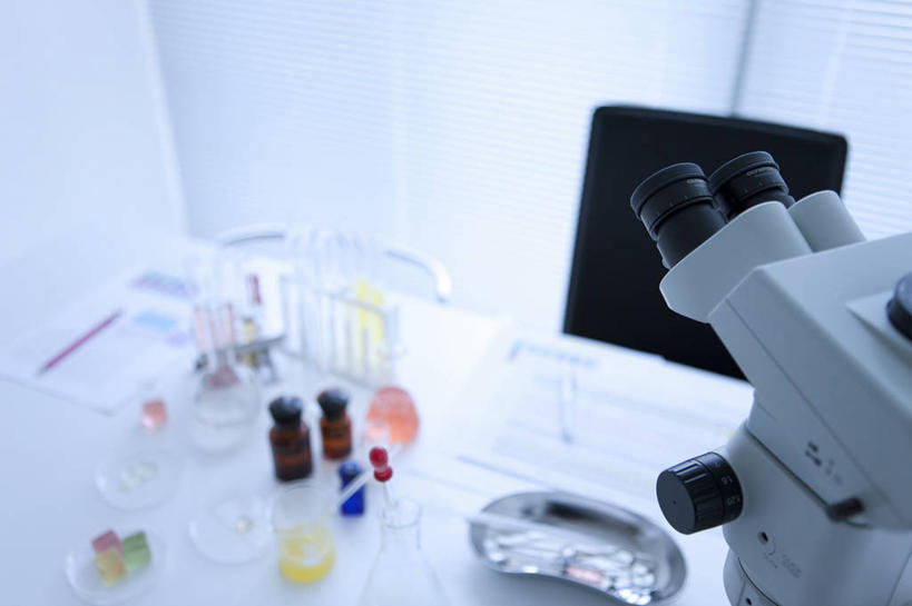 无人,横图,俯视,室内,白天,仪器,桌面,桌子,阴影,检查,朦胧,模糊,反射,分析,科学,材料,档案,试剂瓶,文件,显微镜,影子,墙,实验室,研究室,墙壁,墙面,白色,资料,观察,清晰,探索,放大,观看,仔细,透镜,凸透镜,聚焦,关注,文档,工作台,试验室,光学,清楚,彩图,高角度拍摄,实验台,实验桌