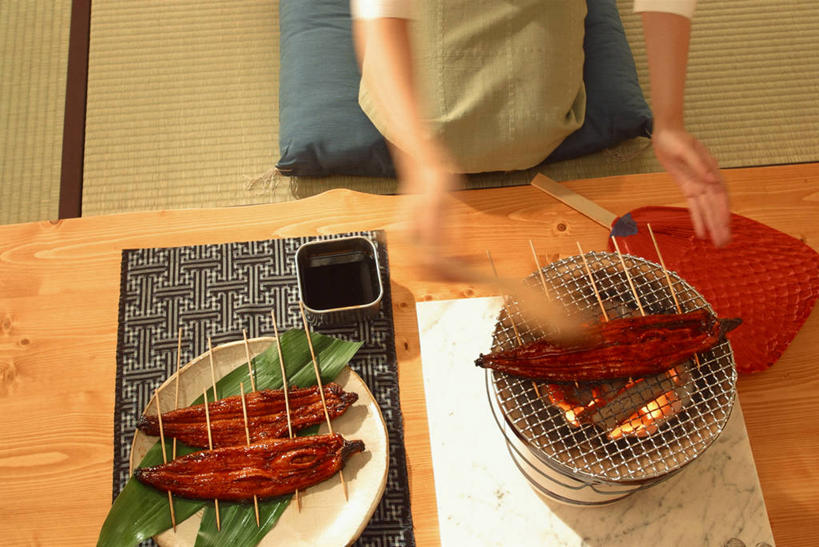 海鲜,东方人,一个人,站,横图,俯视,室内,白天,烧烤,热情,餐桌,桌子,餐具,火,叶子,亚洲,仅一个年轻女性,仅一个女性,仅一个人,握,阴影,服装,朦胧,模糊,反射,碟子,火焰,盘,扇子,影子,调料,酱料,酱汁,肉,鱼肉,佐料,绿叶,烤架,烤肉,调味品,榻榻米,清凉,燃烧,调味料,休闲装,黄种人,凉爽,文化,水产,酱,肉类,海洋生物,衣服,盘子,碟,站着,休闲,休闲服,嫩叶,铁架,握着,服饰,餐台,舞动,挥舞,水生动物,海产品,水生物,火盆,肉食,海底动物,年轻女性,女人,女性,亚洲人,叶,叶片,站立,半身,彩图,高角度拍摄,和风扇,和风扇子,凉扇,传统文化