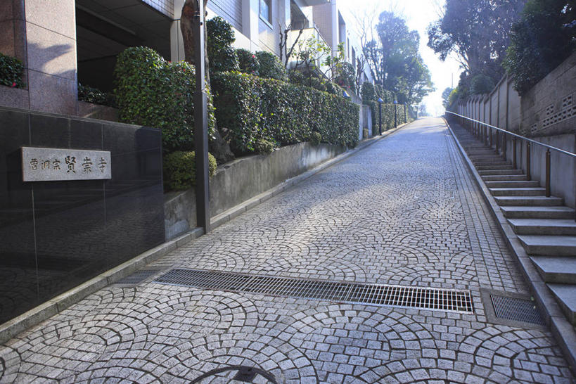 无人,家,横图,室外,白天,正面,度假,美景,植物,城市风光,城市,道路,路,东京,日本,亚洲,阴影,环保,光线,日文,标志,文字,影子,字符,房屋,屋子,景观,公寓,小路,防护,交通,娱乐,标识,洋房,楼房,住宅,树,树木,绿色,天空,阳光,自然,天,享受,休闲,汉字,景色,放松,生长,成长,美好,美妙,中文,麻布,间隔,东亚,本州,关东地方,本州岛,日本国,东京都,日语,美观,雅观,国文,华文,县厅,港区,东京市,绿篱,生篱,树篱,植篱,彩图,房子