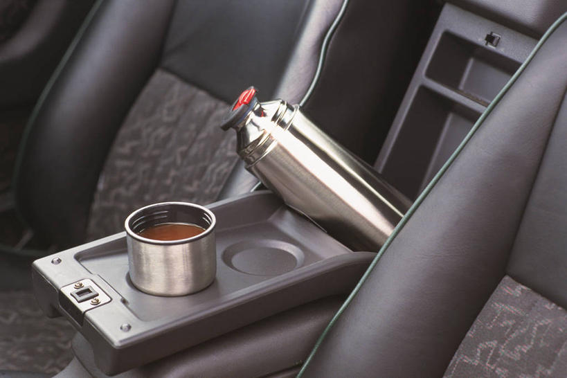 咖啡,无人,横图,俯视,室内,特写,白天,幸福,沙发,汽车,金属制品,一辆,阴影,反射,金属,影子,娱乐,车,饮料,瓶子,交通工具,轿车,享受,休闲,温馨,放松,乐趣,提神,舒适,载具,醒脑,保温,保温瓶,软饮料,彩图,高角度拍摄,皮沙发