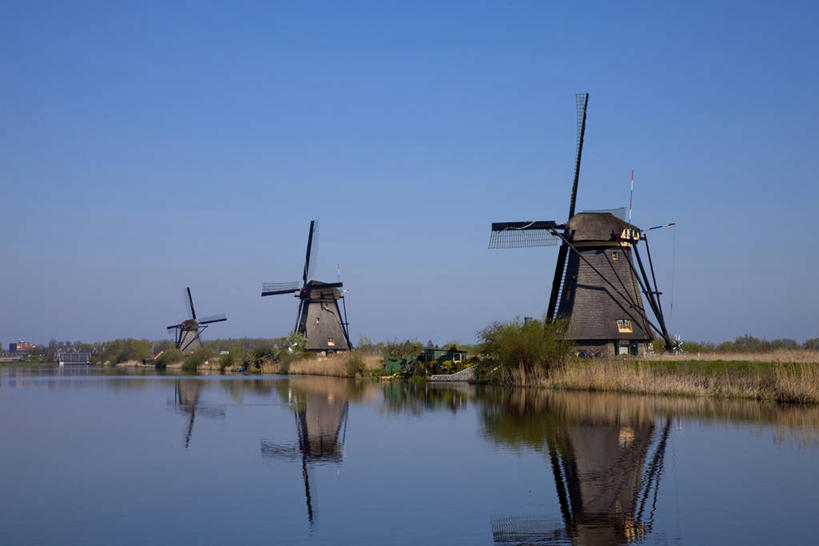 无人,横图,室外,白天,正面,旅游,度假,灌溉,湖,湖泊,美景,水,植物,风车,欧洲,荷兰,阴影,环保,枯萎,光线,影子,湖面,景观,水流,水面,枯草,娱乐,草,黄色,蓝色,倒影,蓝天,天空,阳光,自然,湖水,天,享受,休闲,景色,放松,能源,晴朗,回收,资源,倒映,浇灌,荷兰风车,西欧,自然风光,利用,低碳,循环,万里无云,磨坊,荷兰王国,尼德兰王国,持续,反照,南荷兰省,小孩堤防,晴空,晴空万里,彩图