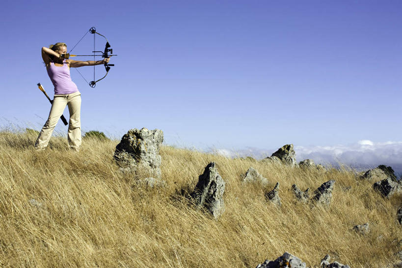 西方人,一个人,站,横图,室外,白天,正面,运动服,锻炼,快乐,比赛,运动,竞争,射箭,石头,植物,欧洲,欧洲人,仅一个年轻女性,仅一个女性,仅一个人,握,阴影,服装,裤子,枯萎,光线,弓箭,石子,影子,枯草,娱乐,运动裤,草,衣服,黄色,蓝色,蓝天,天空,阳光,天,站着,休闲,握着,服饰,晴朗,体育运动,衣着,穿着,对准,瞄准,箭术,万里无云,衣饰,体育,射箭比赛,射箭赛,射箭运动,年轻女性,女人,女性,白种人,石块,岩石,晴空,晴空万里,站立,彩图,全身,健身,运动装