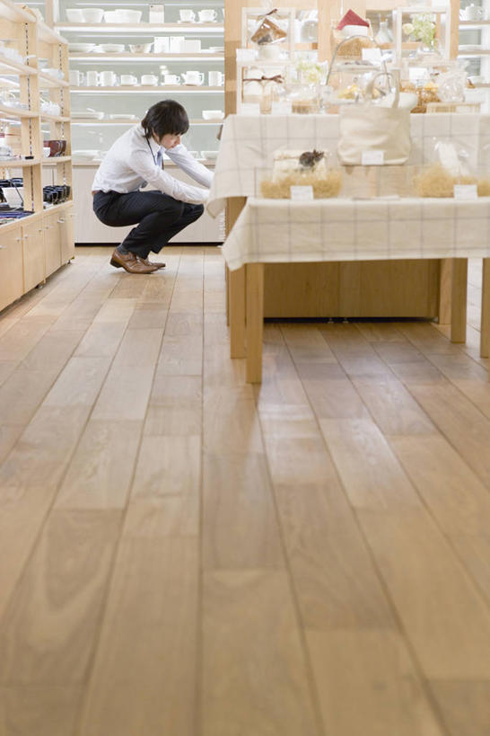 东方人,一个人,商店,蹲,竖图,室内,白天,侧面,工作服,制服,购物,消费,地板,超市,商场,亚洲,仅一个男性,仅一个人,握,阴影,反射,影子,地面,注视,黄种人,木地板,仅一个年轻男性,低头,观察,看,握着,金融,百货,观看,察看,关注,选购,贸易,百货公司,珠宝店,血拼,垂头,工作制服,男人,男性,年轻男性,亚洲人,蹲着,彩图,全身,工作套服,购物商场,购物中心,商业中心