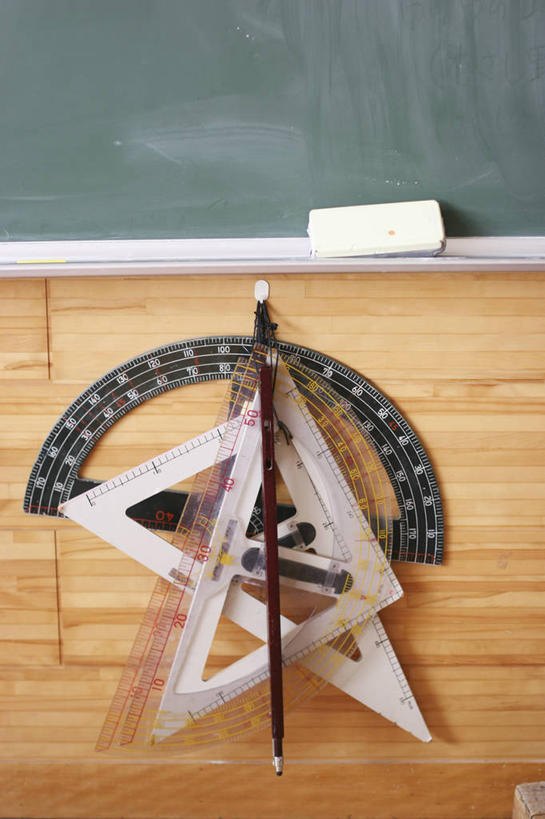 无人,竖图,室内,白天,正面,静物,阴影,反射,测量,工具,影子,刻度,尺,黑板擦,三角尺,圆规,黑板,教学,角度,测量工具,三角板,尺子,衡量,绘图,比例,测绘,量具,量仪,标度,等角三角板,直角三角板,耐磨,教学黑板,画图工具,粉笔擦,彩图,两脚规
