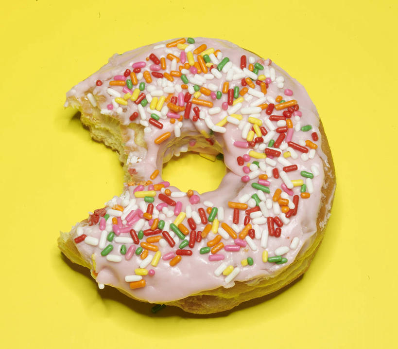 点心,面包,无人,横图,室内,特写,白天,正面,黄色背景,装饰,食品,面点,食物,糕点,一个,巧克力,甜甜圈,摄影,影棚,单个,朱古力,华丽,修饰,点缀,衬托,美观,雅致,雅观,七彩米,多纳滋面包,唐纳滋,七彩糖针,巧克力针,朱古力针,面包圈,彩图,影棚拍摄,拍摄