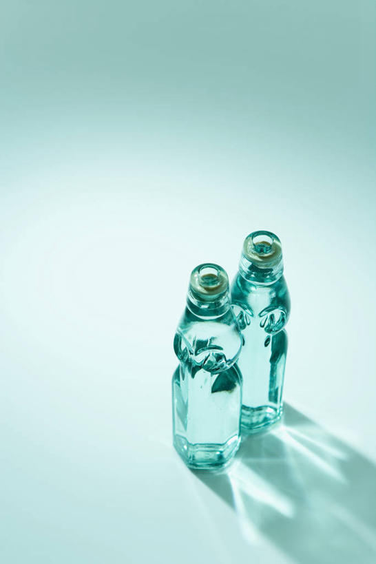 无人,竖图,俯视,室内,特写,白天,两瓶,绿色背景,阴影,反射,影子,饮品,玻璃制品,饮料,两个,玻璃瓶,瓶子,摄影,影棚,苏打水,可口,适口,彩图,高角度拍摄,影棚拍摄,拍摄