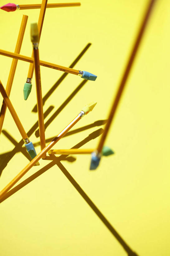 无人,竖图,室内,特写,白天,正面,静物,许多,黄色背景,笔,办公用品,很多,凌乱,文具,铅笔,学习用品,摄影,影棚,文具用品,混乱,纷乱,缭乱,庞杂,彩图,影棚拍摄,拍摄