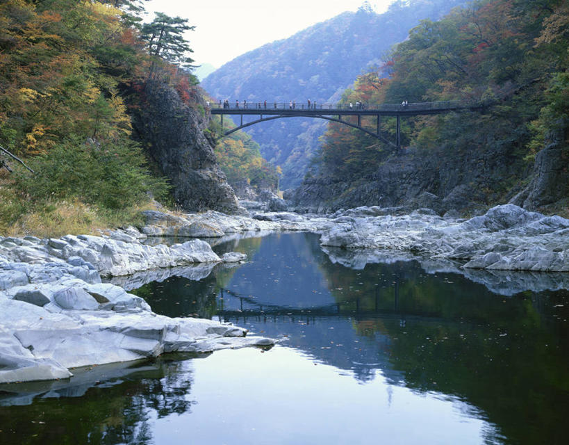 东方人,走,横图,室外,白天,侧面,旅游,度假,河流,石头,美景,森林,山,山脉,树林,水,植物,日光,日本,亚洲,行人,游客,游人,阴影,服装,光线,石子,影子,河水,景观,山峰,水流,山峦,许多人,注视,休闲装,黄种人,娱乐,路人,旅客,树,树木,衣服,蓝色,绿色,蓝天,天空,阳光,自然,群山,天,观察,看,一群人,享受,休闲,休闲服,景色,放松,服饰,生长,晴朗,成长,观看,察看,关注,自然风光,东亚,本州,万里无云,关东地方,本州岛,日本国,栃木,栃木县,日光市,鬼怒川,过客,男人,男性,年轻男性,年轻女性,女人,女性,亚洲人,石块,岩石,晴空,晴空万里,步行,散步,走路,彩图,全身