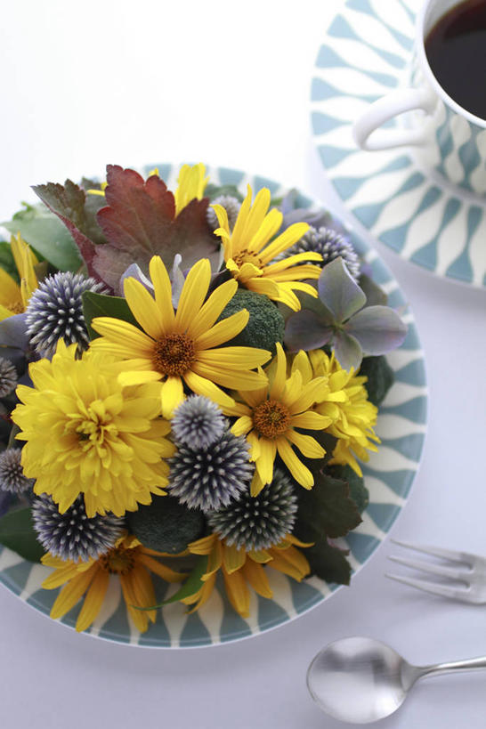 咖啡,无人,竖图,俯视,室内,特写,白天,白色背景,幸福,智慧,杯子,餐具,阴影,艺术,盛开,反射,叉子,瓷器,碟子,盘,影子,勺子,咖啡杯,陶瓷制品,花蕾,文化,娱乐,花,花瓣,花朵,鲜花,饮料,插花,盘子,调羹,碟,汤匙,花苞,花蕊,享受,休闲,温馨,菊花,放松,乐趣,摄影,影棚,插花艺术,创造,提神,舒适,创作,瓷杯,醒脑,想象,餐叉,软饮料,蓝刺头,进餐用具,彩图,高角度拍摄,影棚拍摄,拍摄,驴欺口