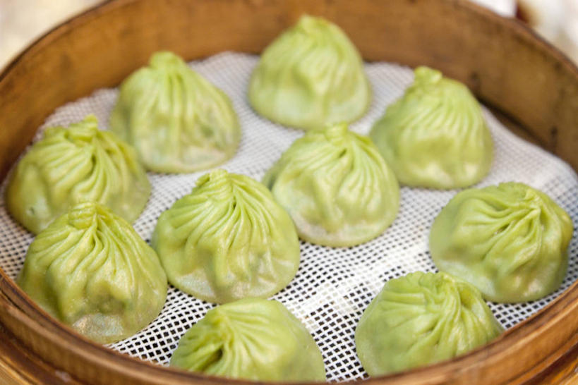 点心,蒸笼,无人,横图,俯视,室内,特写,白天,烹饪,厨具,许多,阴影,竹制,朦胧,模糊,反射,影子,料理,食品,包子,面点,很多,美食,食物,一个,绿色,小笼包,中式,单个,竹制品,笼屉,烹饪用具,烹调用具,烹调,彩图,高角度拍摄