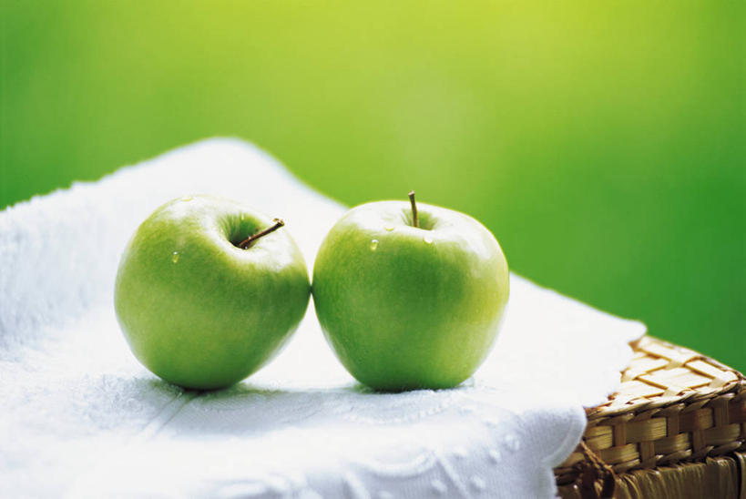 无人,横图,室外,特写,白天,正面,水,露水,苹果,水果,朦胧,模糊,新鲜,透明,液体,水滴,生食,食品,果实,水珠,食物,两个,绿色,露珠,青苹果,有机食品,绿色食品,生机,剔透,灵动,通明,彩图,澳洲青苹,晶莹