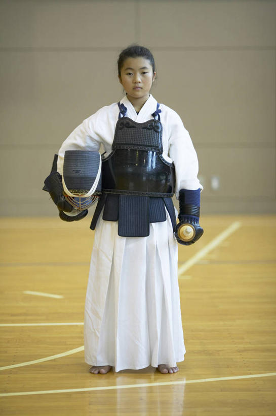 东方人,儿童,一个人,体育馆,运动场,站,竖图,室内,白天,正面,运动服,锻炼,纯洁,安全,比赛,运动,武术,地板,亚洲,仅一个女性,仅一个人,握,服装,防护,地面,拿,拿着,注视,黄种人,文化,体育场,木地板,小孩,衣服,观察,看,站着,仅一个小孩,可爱,童年,童趣,握着,服饰,观看,保护,环境,察看,衣着,格斗,剑道,穿着,关注,面罩,保险,童真,烂漫,无邪,东亚文化,礼法,修行,保全,周全,安稳,安定,运动馆,剑术,衣饰,格斗技,体育剑道,现代剑道,竞技,平安,体育,天真,女孩,女人,女性,亚洲人,孩子,站立,彩图,全身,健身,击剑面罩,佩剑面罩,女生,运动装