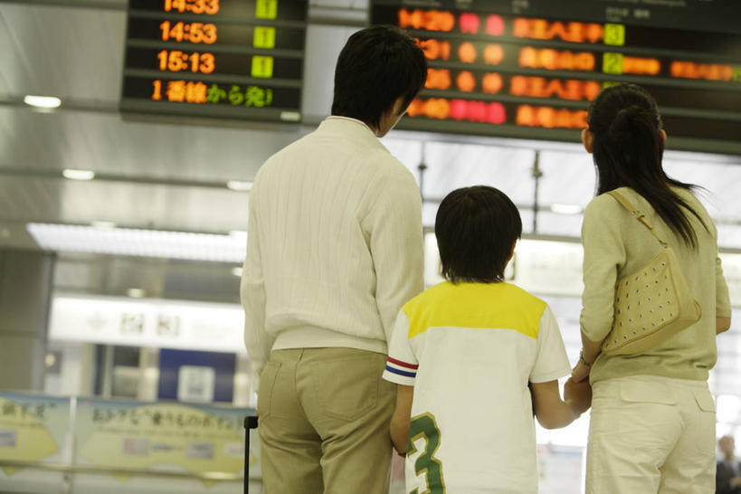 东方人,儿童,中年人,三个人,家庭,夫妻,母亲,父亲,儿子,站,横图,室外,白天,仰视,爱情,纯洁,显示器,车站,亚洲,阴影,服装,朦胧,模糊,反射,屏幕,影子,站台,浪漫,分开,休闲装,黄种人,显示屏,月台,小孩,衣服,站着,休闲,温暖,温馨,父子,母子,三口之家,一家人,休闲服,隔断,恩爱,父爱,可爱,母爱,童年,童趣,恋人,服饰,隔离带,隔离,和睦,间隔,童真,输出设备,烂漫,无邪,断绝,隔开,屏蔽,屏绝,远离,中断,阻遏,阻隔,天真,男孩,男人,男性,女人,女性,中年男性,中年女性,亚洲人,孩子,夫妇,情侣,抬头,仰头,站立,半身,彩图,低角度拍摄,栏杆座,一米线,伴侣,融洽,男生