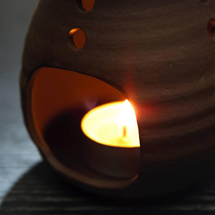 无人,横图,俯视,室内,特写,白天,热情,静物,火,火焰,燃烧,精油,香薰,放松,芳香疗法,舒心,舒缓,香薰精油,熏香炉,养颜,减压,香薰疗法,植物精油,彩图,高角度拍摄,精油炉,香精炉,香熏炉,香薰炉