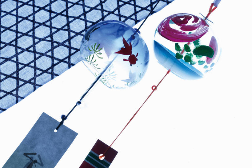 无人,横图,室内,特写,白天,白色背景,仰视,幸福,运气,静物,风铃,吊挂,悬挂,挂,两个,祈祷,祈福,警示,许愿,摄影,影棚,祈求,吉祥,平和,问候,警惕,思念,想念,玉振,幸运,占风铎,彩图,低角度拍摄,影棚拍摄,拍摄,日式风铃