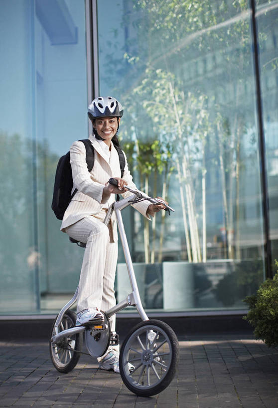 东方人,一个人,商务人士,商务女性,坐,笑,微笑,露齿笑,竖图,室外,白天,仰视,植物,窗户,落地窗,自行车,帽子,亚洲,仅一个年轻女性,仅一个女性,仅一个人,握,阴影,套装,光线,包,头盔,影子,旅行包,注视,黄种人,玻璃窗,车,脚踏车,树,树木,绿色,阳光,自然,安全帽,背包,交通工具,观察,看,便捷,握着,生长,成长,观看,察看,便利,关注,载具,商务装,工薪阶层,方便,旅游包,年轻女性,女人,女性,亚洲人,白领,上班族,坐着,彩图,低角度拍摄,全身,折叠自行车,双肩包