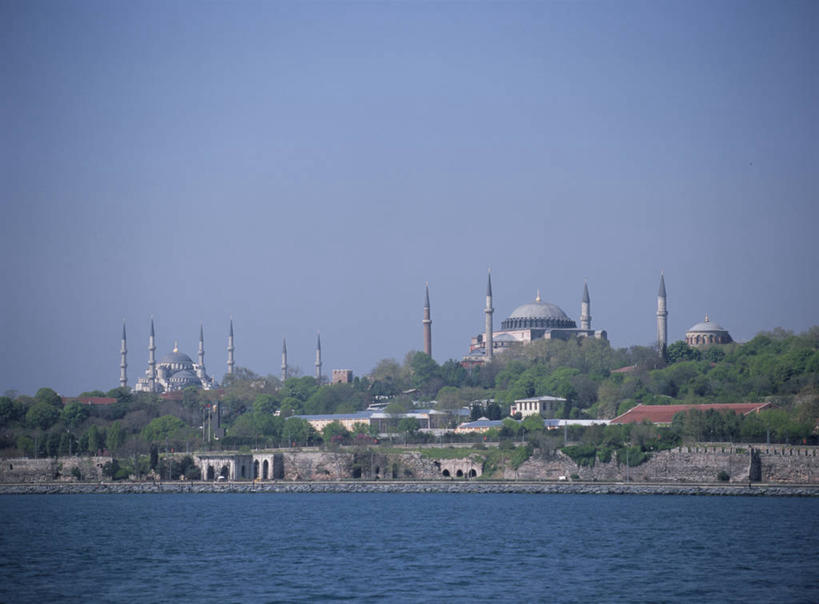 无人,横图,室外,白天,正面,仰视,旅游,度假,海浪,海洋,植物,标志建筑,地标,建筑,土耳其,亚洲,节日,浪花,首都,文化,娱乐,建设,树,树木,蓝色,绿色,蓝天,天空,自然,海水,天,祈祷,享受,休闲,健康,旅游胜地,放松,许愿,宗教,信仰,生长,晴朗,成长,纪念,祈求,伊斯兰教,清真寺,西亚,海景,伊斯坦布尔,万里无云,苏莱曼清真寺,平安,大海,风浪,海,海水的波动,近岸浪,涌浪,晴空,晴空万里,彩图,低角度拍摄,土耳其共和国