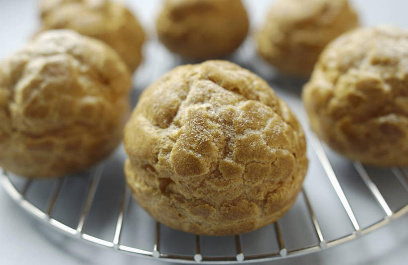 点心,无人,横图,俯视,室内,特写,白天,烘焙,金属制品,许多,阴影,环绕,围绕,反射,金属,影子,食品,泡芙,甜点,甜品,很多,环抱,架子,食物,糕点,甜食,萦绕,冷却,冷却架,彩图,高角度拍摄