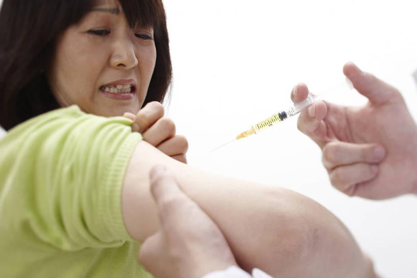 东方人,两个人,医生,病人,站,横图,室内,白天,白色背景,侧面,亚洲,握,服装,拿,拿着,注视,休闲装,黄种人,衣服,绿色,观察,看,站着,医护人员,医疗人员,休闲,休闲服,针管,针筒,治疗,握着,注射,摄影,服饰,影棚,观看,察看,医疗,医疗设备,诊断,疫苗,注射器,恐怖,白大褂,关注,惧怕,病患,预防,惊骇,恐惊,恐惧,男人,男性,女人,女性,中年男性,中年女性,亚洲人,大夫,患者,就医者,站立,半身,彩图,影棚拍摄,拍摄,生物制品,制剂