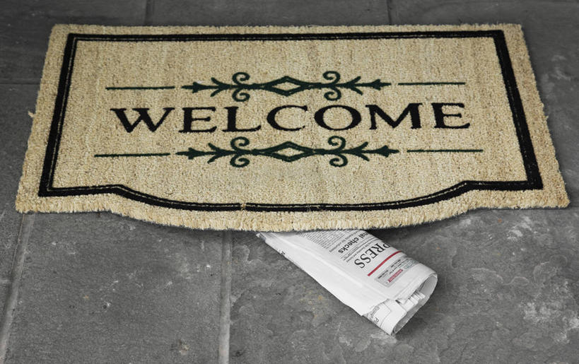 无人,横图,俯视,室外,特写,白天,阅读,静物,报纸,纺织品,学习,信息,英文,标志,毯子,文字,字符,字母,标识,纺织,垫子,浏览,英文字母,新闻,门垫,彩图,高角度拍摄,报刊