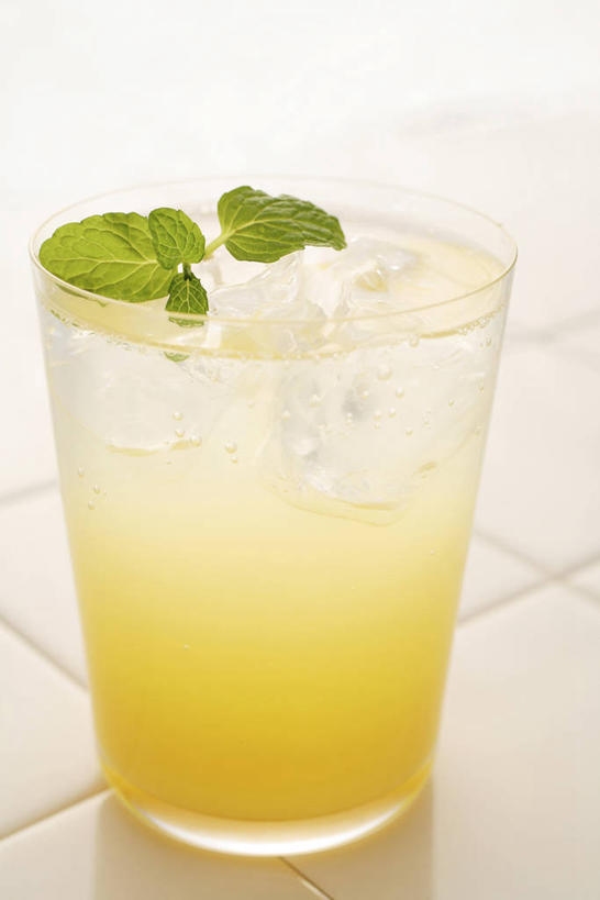 果汁,无人,竖图,室内,特写,白天,正面,建材,建筑,柚子,杯子,水果,叶子,新鲜,材料,瓷砖,冰,生食,冰块,薄荷,食品,果实,绿叶,银丹草,饮品,冷冻,墙砖,玻璃制品,食物,饮料,一个,水杯,嫩叶,寒冷,建造,有机食品,绿色食品,冷藏,单个,冰冷,可口,保鲜,柚子汁,斑叶凤梨薄荷,夜息香,适口,叶,叶片,玻璃杯,彩图,墙面砖