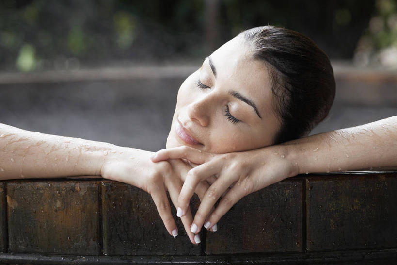 西方人,一个人,闭眼,笑,微笑,横图,室外,白天,正面,雾,欧洲,欧洲人,仅一个年轻女性,仅一个女性,仅一个人,沸腾,朦胧,模糊,蒸汽,木桶,桶,水蒸气,雾气,裸露,容器,趴着,储藏,气体,储存,裸,浴桶,蒸发,年轻女性,女人,女性,白种人,闭眼睛,闭着眼,闭着眼睛,趴,半身,彩图,贮存