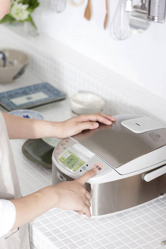 东方人,一个人,站,竖图,俯视,室内,白天,烹饪,厨房,桌面,桌子,厨具,亚洲,仅一个年轻女性,仅一个女性,仅一个人,服装,朦胧,模糊,电器,休闲装,黄种人,衣服,按,站着,休闲,休闲服,服饰,家电,家用电器,电饭锅,电饭煲,炊具,烹饪用具,电锅,年轻女性,女人,女性,亚洲人,烹调用具,烹调,站立,半身,彩图,高角度拍摄,灶间,厨房料理台,小家电,料理台