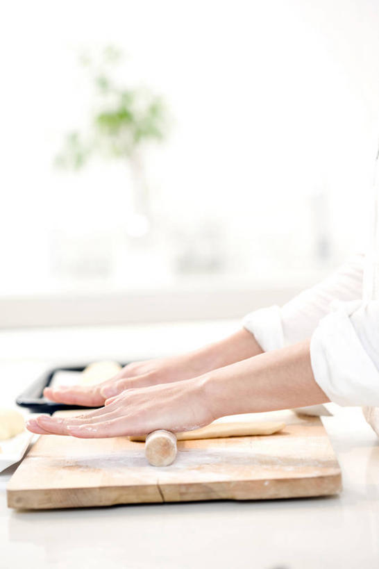 东方人,手,一个人,竖图,室内,特写,白天,侧面,烹饪,厨房,桌面,桌子,厨具,亚洲,双手,仅一个年轻女性,仅一个女性,仅一个人,握,阴影,服装,朦胧,模糊,反射,木制,粉末,擀面杖,影子,面粉,案板,拿,粮食,拿着,休闲装,黄种人,砧板,衣服,木制品,休闲,手部,休闲服,粉,握着,服饰,农产品,烹饪用具,原材料,玉米粉,粉状,年轻女性,女人,女性,亚洲人,烹调用具,烹调,半身,彩图,灶间,厨房料理台,玉米面,料理台