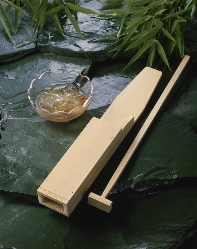 无人,竖图,俯视,室外,特写,白天,叶子,阴影,朦胧,模糊,光线,木制,棍子,影子,陶瓷,枫叶,绿叶,陶瓷制品,绿色,阳光,木制品,容器,碗,嫩叶,枫树叶,储藏,储存,叶,叶片,彩图,高角度拍摄,大菜丝,冻粉,寒天,琼胶,琼脂,燕菜精,洋菜,洋粉,贮存