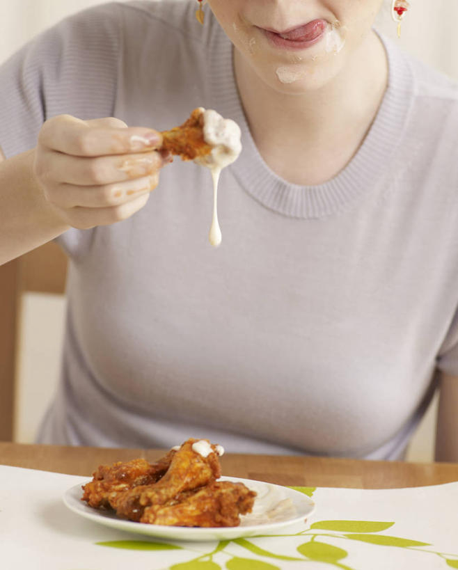 西方人,一个人,坐,吃,竖图,室内,特写,白天,正面,餐桌,桌子,餐具,欧洲,欧洲人,仅一个年轻女性,仅一个女性,仅一个人,一堆,许多,阴影,堆叠,堆积,服装,反射,碟子,盘,影子,鸡肉,肉,很多,休闲装,吐舌头,鸡腿,肉类,一个,衣服,盘子,碟,休闲,休闲服,服饰,单个,餐台,堆,鸡腿肉,肉食,年轻女性,女人,女性,白种人,舌头,嚼,食,坐着,半身,彩图