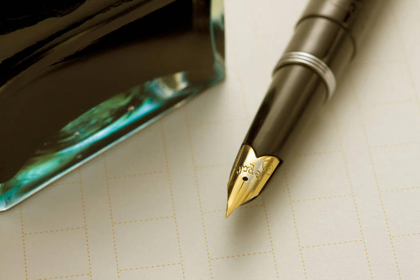 无人,横图,俯视,室内,特写,白天,桌子,静物,阴影,反射,笔,罐子,影子,办公用品,钢笔,书桌,玻璃制品,文具,一个,玻璃瓶,课桌,瓶子,学习用品,单个,墨水瓶,文具用品,一支,彩图,高角度拍摄