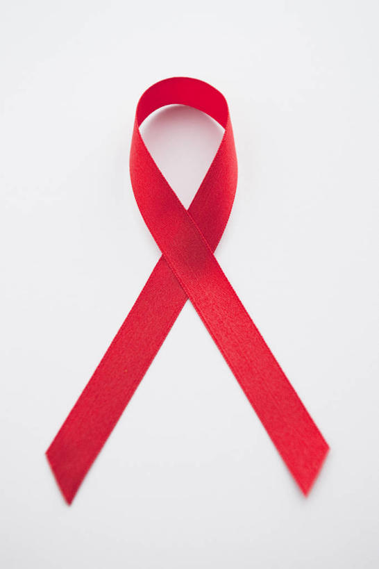 无人,交叉,竖图,室内,特写,白天,白色背景,正面,静物,阴影,反射,标志,丝绸,丝带,影子,缎带,标识,绸带,一个,摄影,影棚,单个,疾病,红丝带,艾滋病,相交,交集,传染,传染病,HIV病毒,后天性免疫缺陷症候群,获得性免疫缺陷综合症,流行症,慢性病,人类免疫缺陷病毒,症候群,综合症,致命,艾滋,艾滋病病毒,彩图,影棚拍摄,拍摄,感染