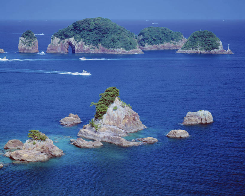 无人,横图,俯视,航拍,室外,白天,旅游,度假,岛屿,海浪,海洋,美景,树林,植物,轮船,船,日本,亚洲,阴影,波纹,飞溅,溅,光线,液体,影子,岛,景观,浪花,水滴,娱乐,水珠,树,树木,蓝色,绿色,蓝天,水纹,天空,阳光,自然,海水,船尾波,交通工具,波浪,天,享受,休闲,景色,放松,生长,晴朗,成长,鸟瞰,喷洒,自然风光,载具,海景,东亚,本州,万里无云,本州岛,日本国,近畿地方,近畿,和歌山,和歌山县,大海,风浪,海,海水的波动,近岸浪,列岛,群岛,涌浪,诸岛,晴空,晴空万里,彩图,高角度拍摄,东牟娄郡,那智胜浦町