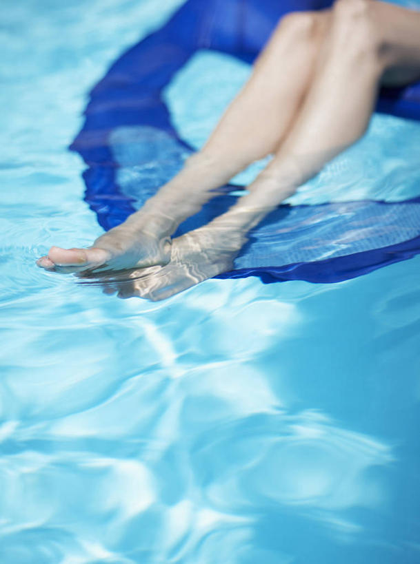 西方人,一个人,游泳池,躺,竖图,俯视,室外,白天,水,床,欧洲,欧洲人,仅一个年轻女性,仅一个女性,仅一个人,阴影,光线,影子,塑料,水池,水面,光脚,泳池,裸露,阳光,塑料制品,赤脚,气垫床,充气,裸,卧着,年轻女性,女人,女性,白种人,躺着,卧,半身,彩图,高角度拍摄