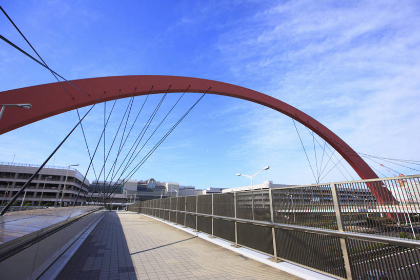 无人,机场,栏杆,横图,室外,白天,正面,旅游,度假,标志建筑,大桥,地标,飞机场,建筑,桥梁,东京,日本,亚洲,阴影,光线,影子,云,云朵,围栏,斜拉桥,桥,云彩,娱乐,建设,护栏,蓝色,白云,蓝天,天空,阳光,天,享受,休闲,旅游胜地,放松,晴朗,东亚,本州,关东地方,本州岛,日本国,东京都,羽田机场,斜张桥,大田区,东京国际机场,东京羽田航空港,航空站,空港,晴空,彩图