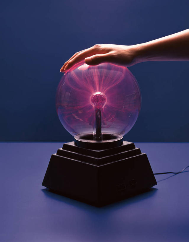 东方人,手,一个人,摸,竖图,室内,特写,白天,正面,亚洲,仅一个男性,仅一个人,抚摸,阴影,紫色背景,反射,影子,黄种人,仅一个年轻男性,一个,手部,摄影,影棚,单个,单手,等离子球,电子魔球,魔灯,闪电球,辉光球,电离子魔幻球,男人,男性,年轻男性,亚洲人,触摸,接触,半身,彩图,影棚拍摄,拍摄